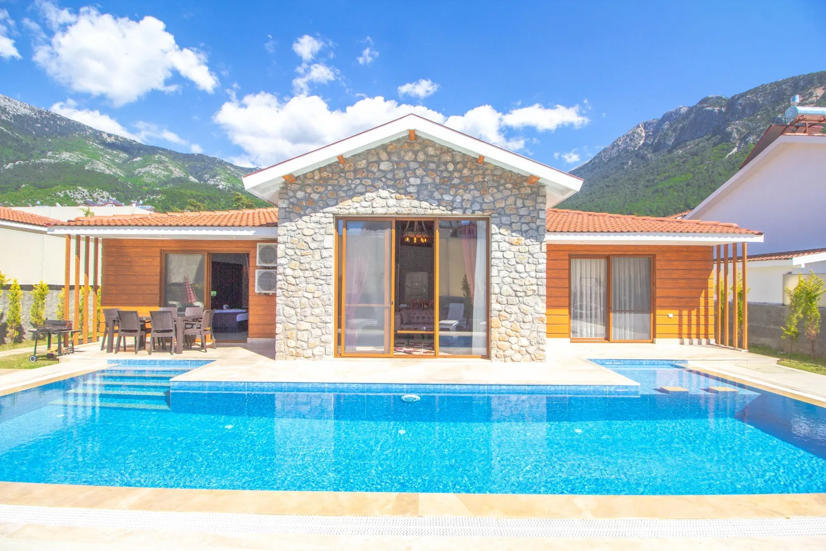 Fethiye’de Yemekli Villa Tatili Nedir? Konforlu Bir Tatil İçin Nelere Dikkat Edilmeli?